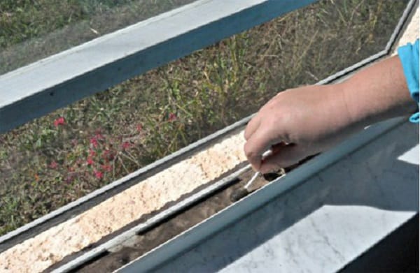 1 этап очистки ПВХ окна от грязи