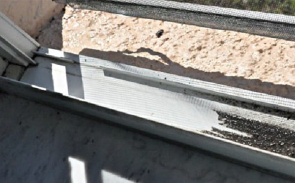 2 этап очистки ПВХ окна от грязи