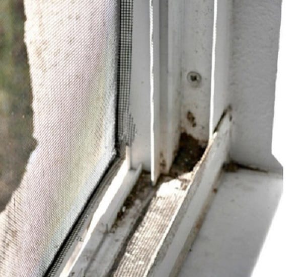 Фотография грязного ПВХ окна