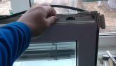 Мастер показывает снятое ПВХ окно